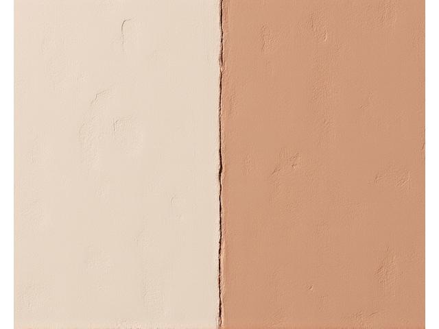 Detailansicht einer Lehm-Glattputzfläche mit Tadelakt-Effekt